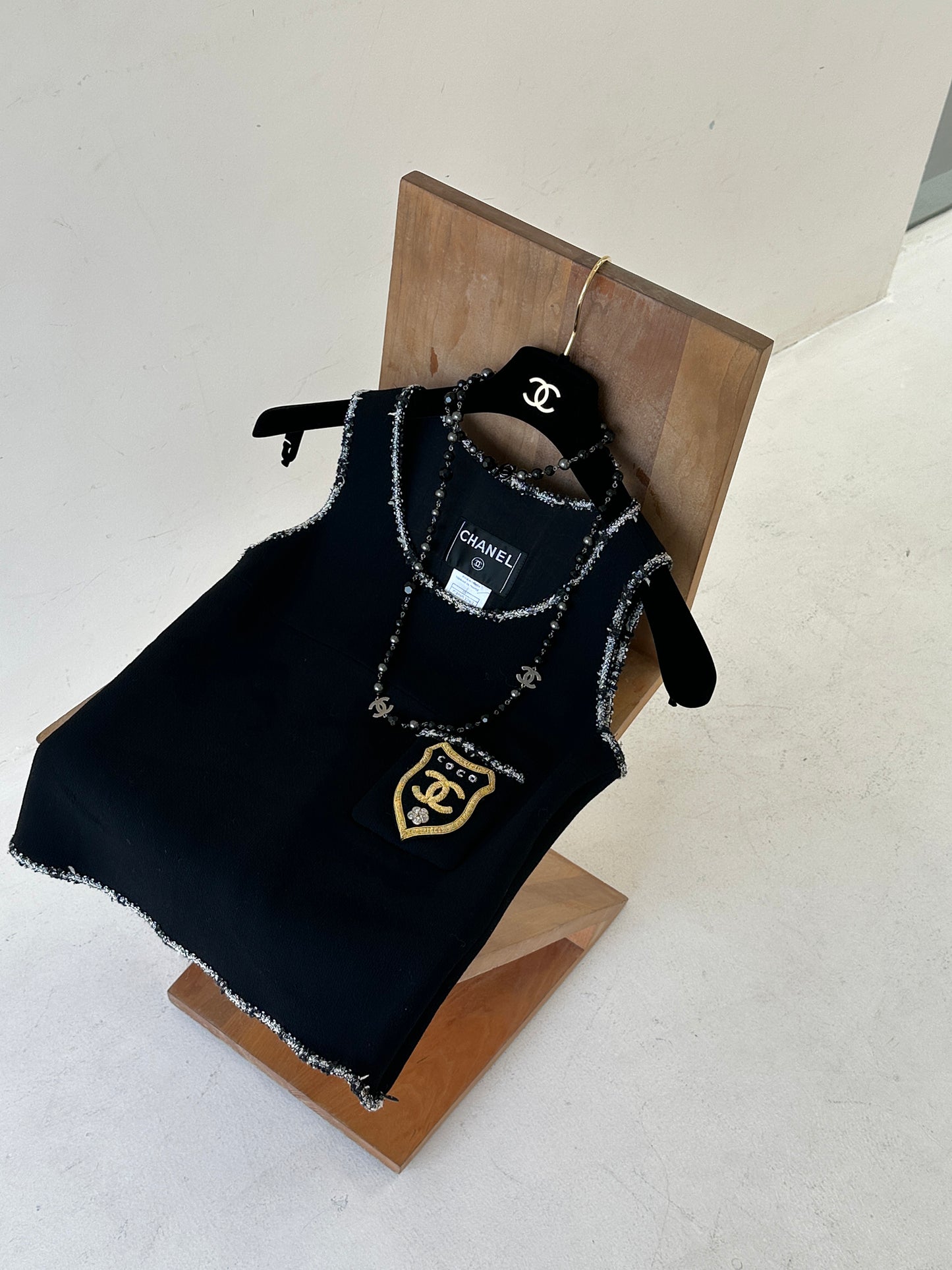 Chanel embroidered woolen vest size:38