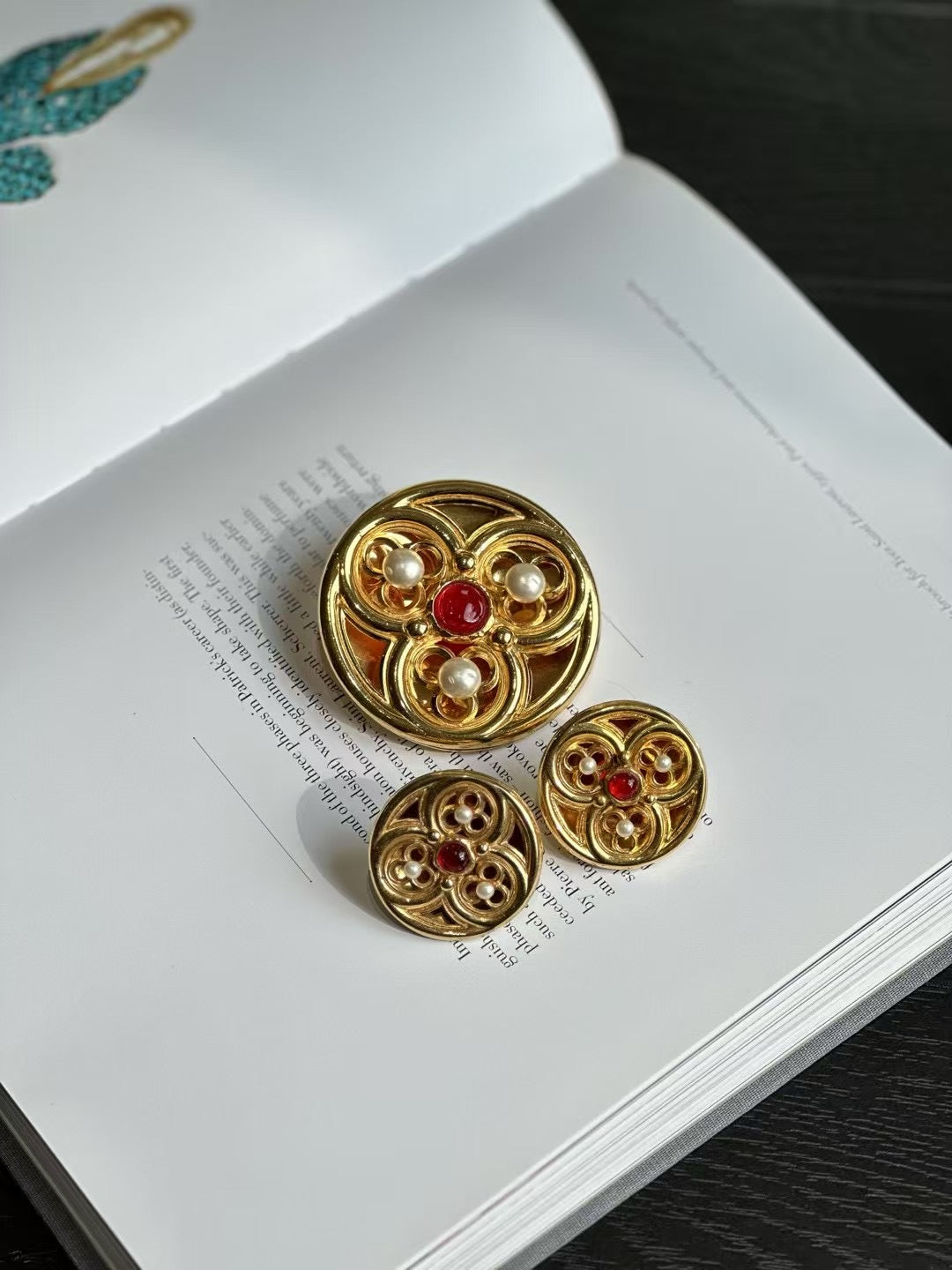 Chanel 80s Golden Earrings/Brooch Set