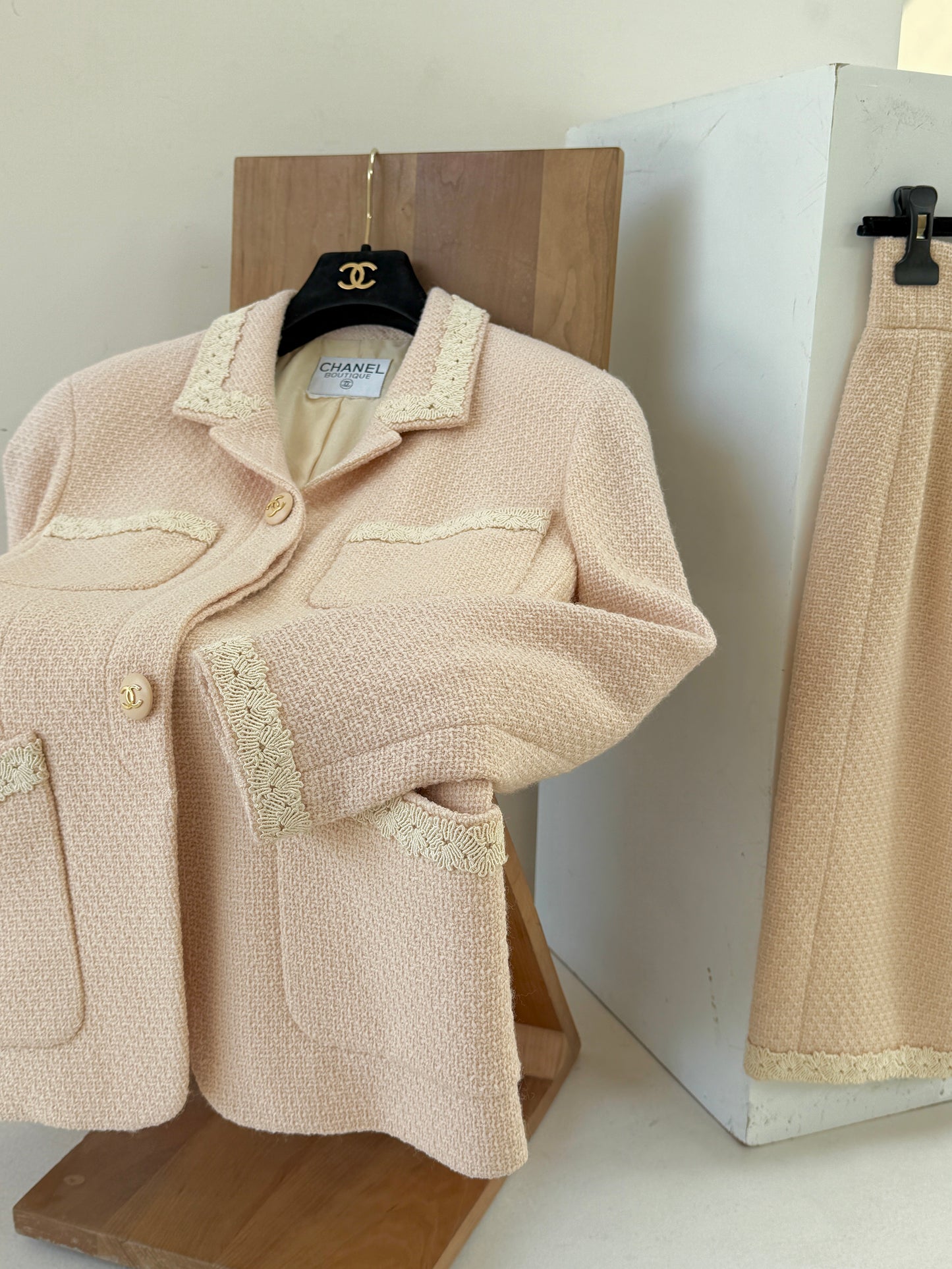 Chanel 1990s pink tweed suit Size:42