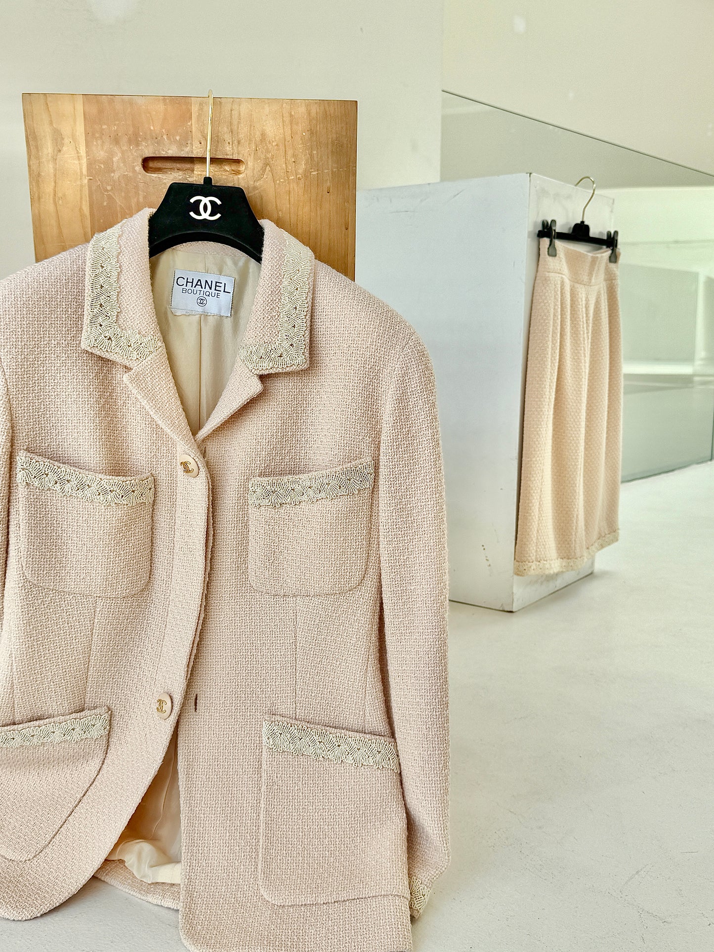 Chanel 1990s pink tweed suit Size:42