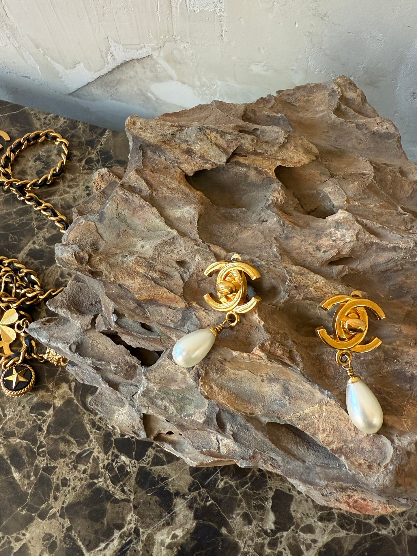Chanel 1990s classic schoolbag buckle pearl earrings