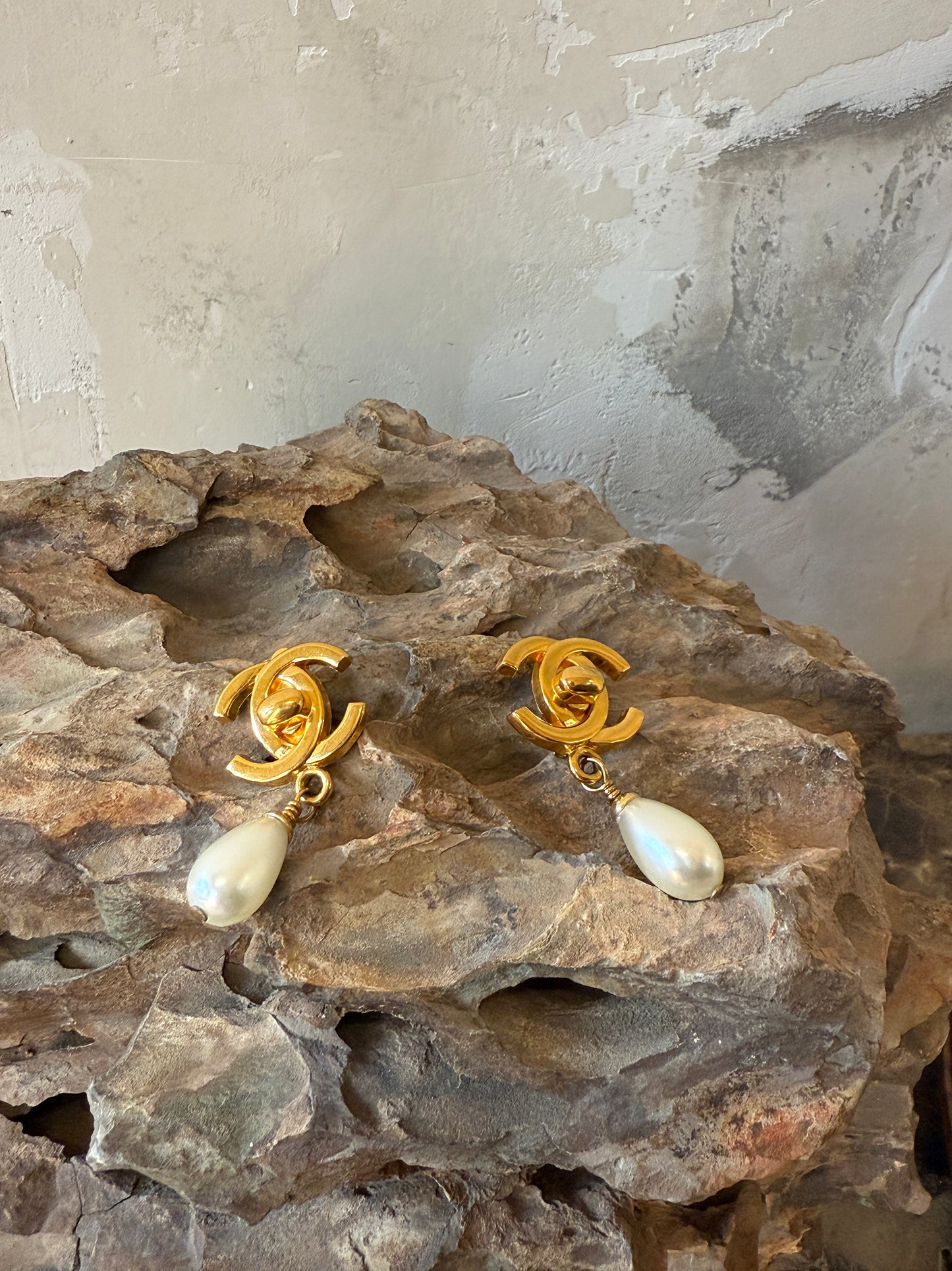 Chanel 1990s classic schoolbag buckle pearl earrings