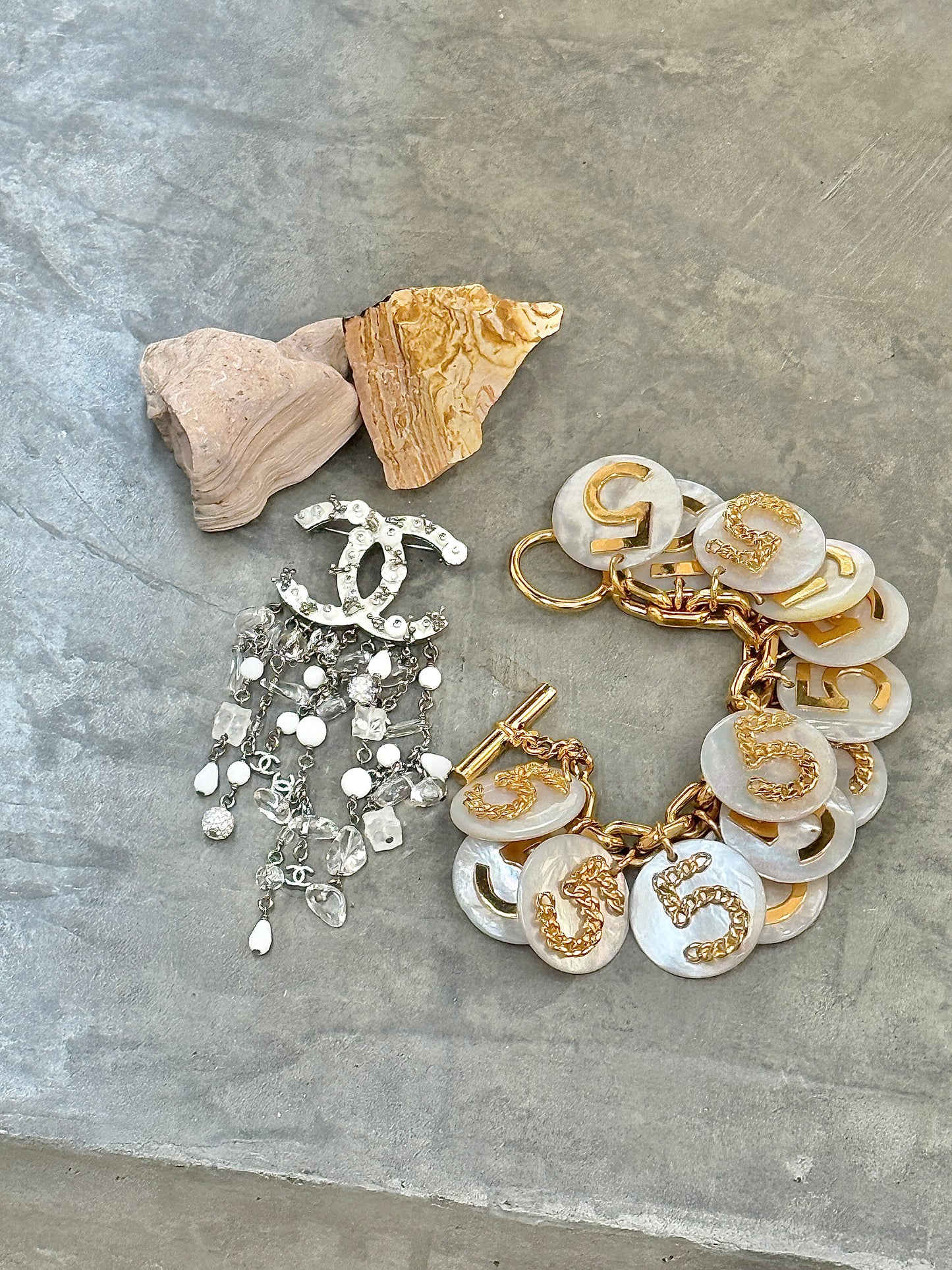 Chanel vintage top-grade No. 5 digital shell bracelet