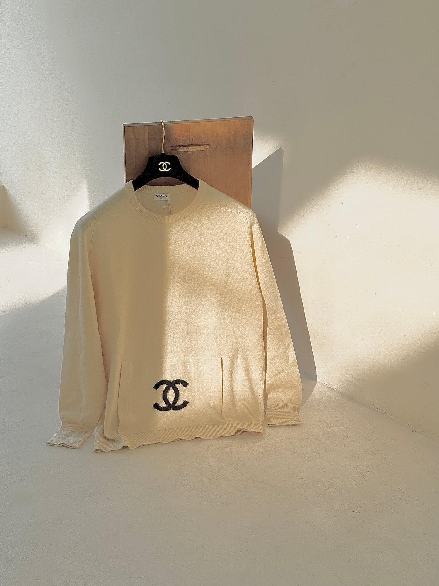 Chanel black logo off white cashmere sweater Size: 36