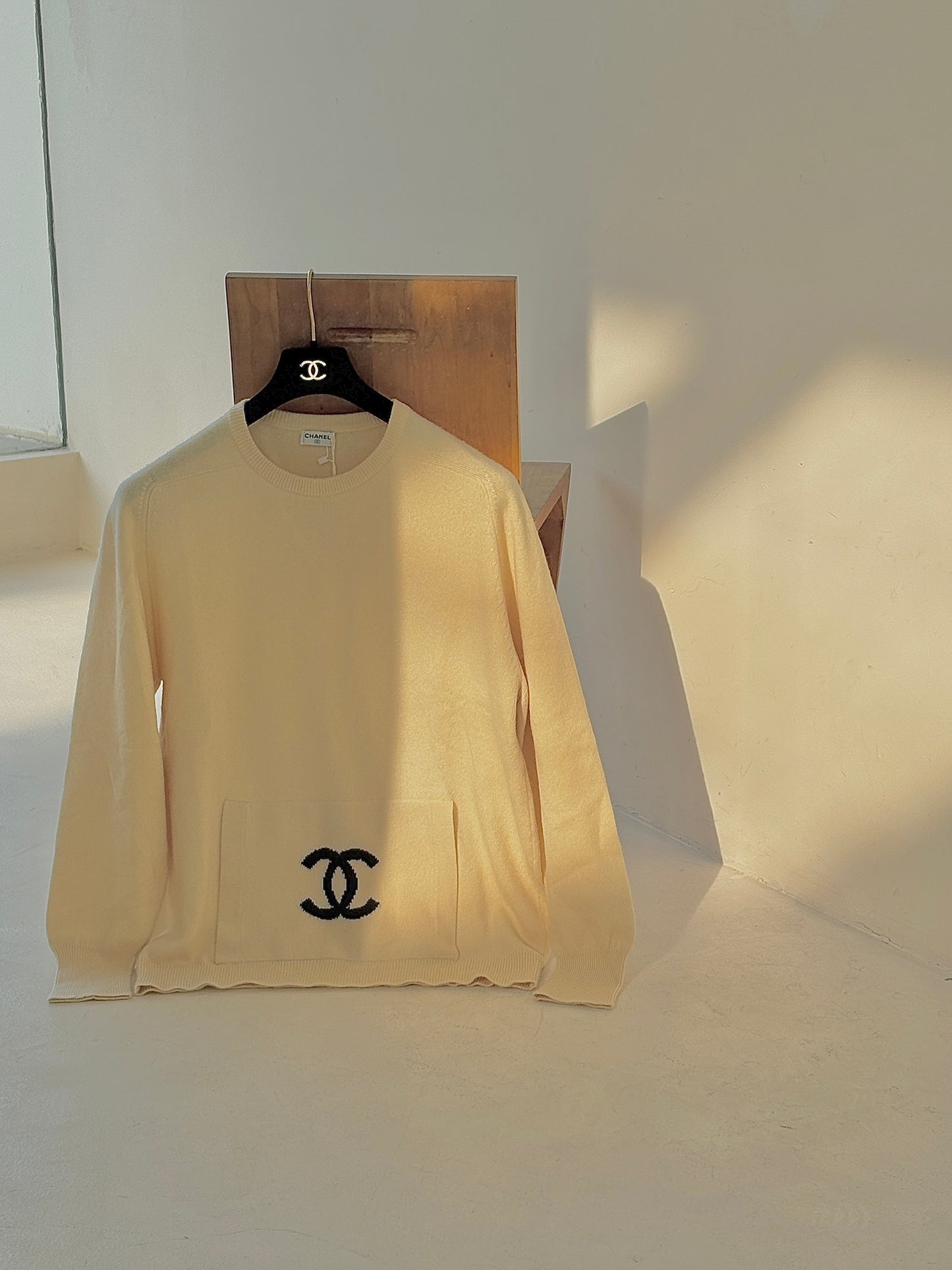 Chanel black logo off white cashmere sweater Size: 36