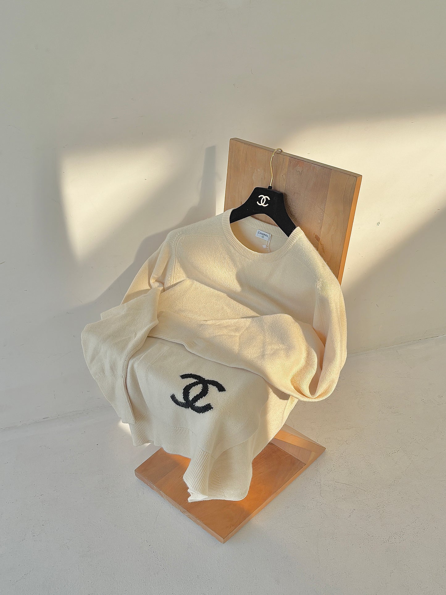 Chanel black logo off white cashmere sweater Size: 36