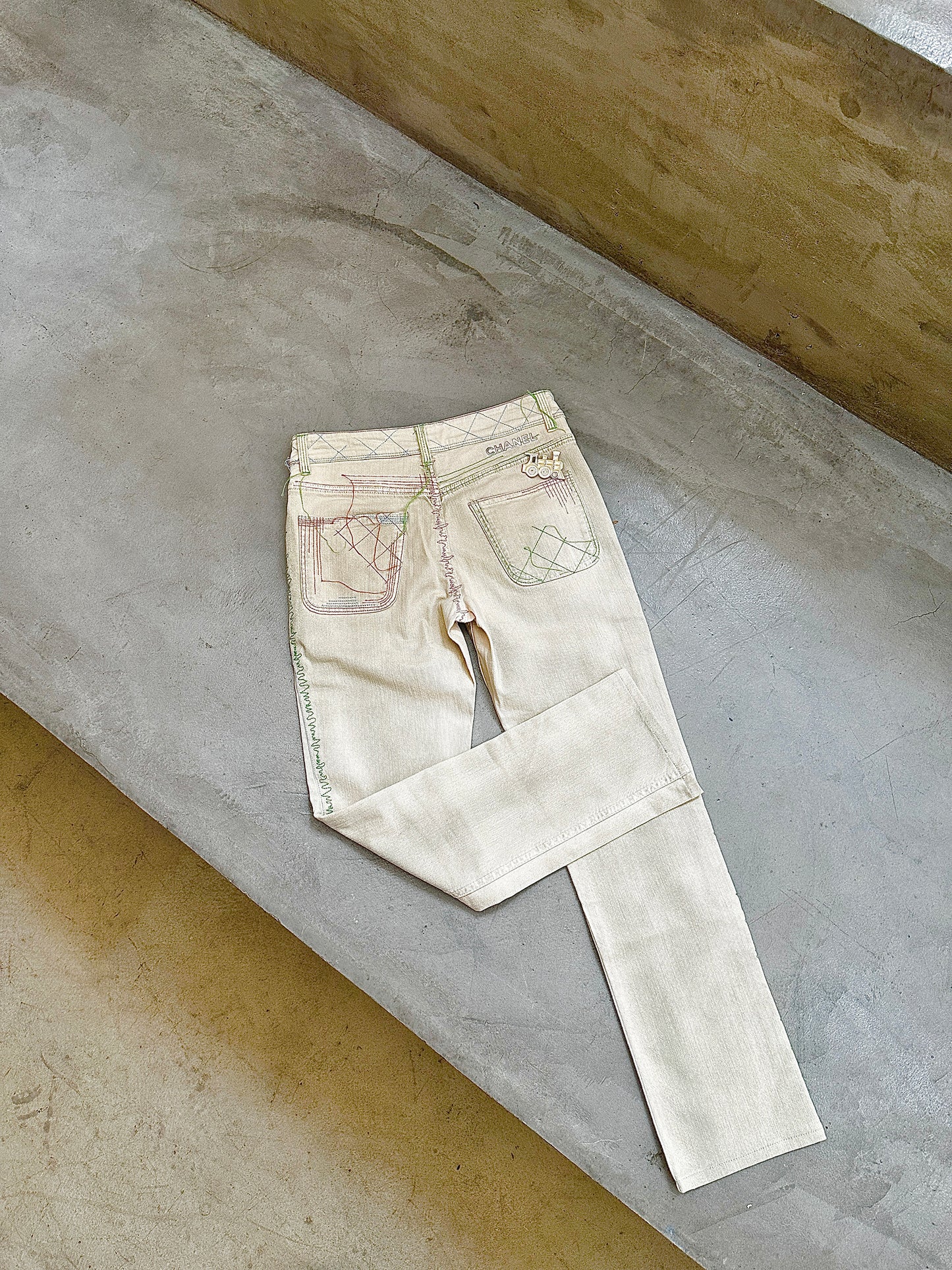 Chanel light colored distressed jeans Size: 34