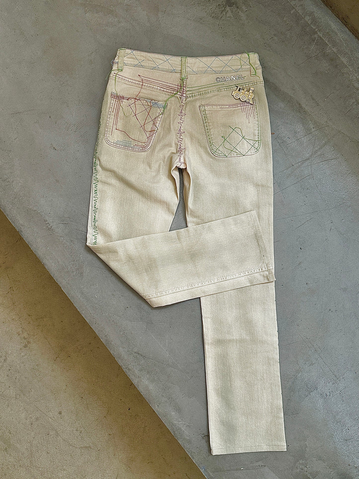 Chanel light colored distressed jeans Size: 34