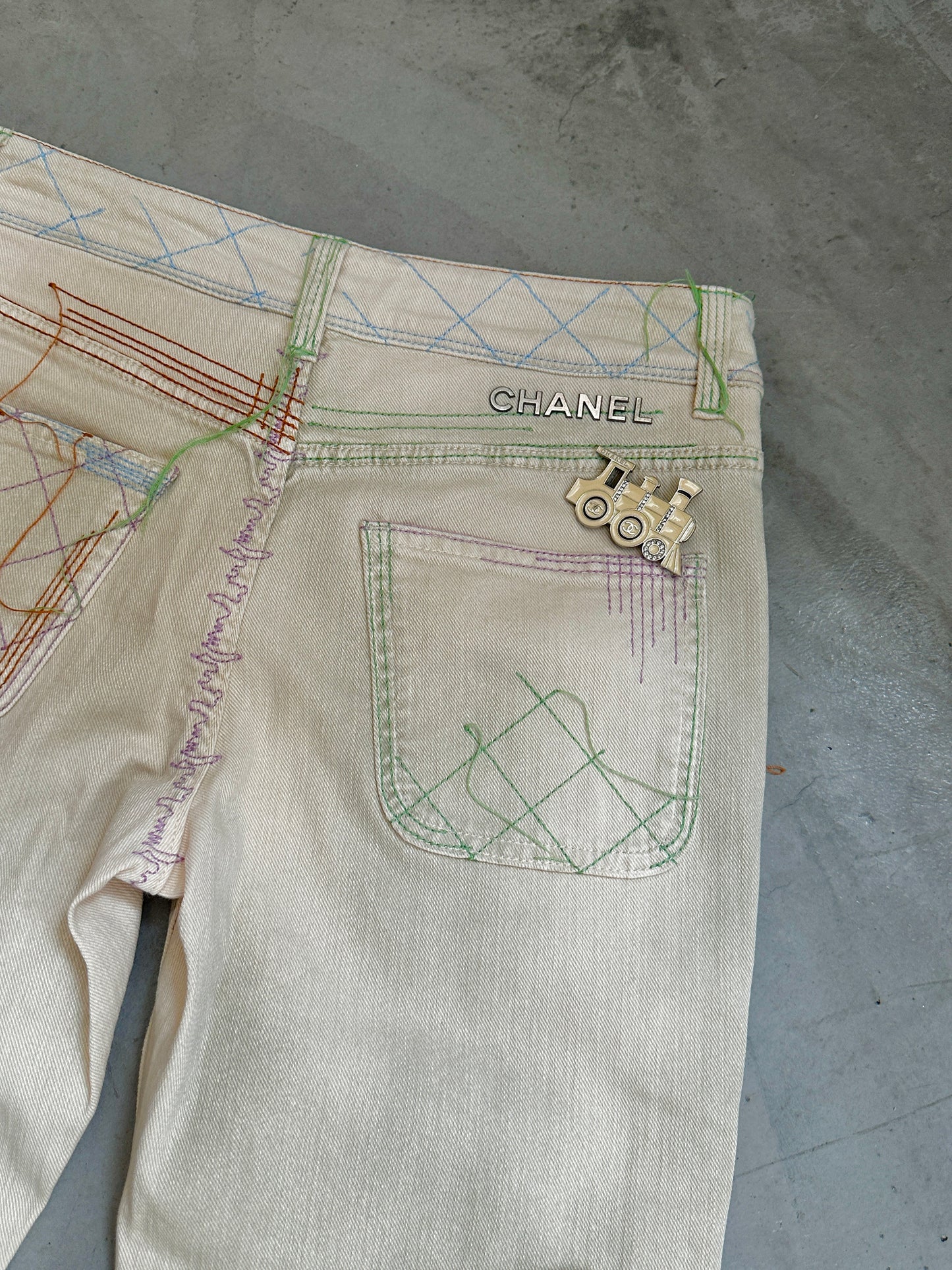 Chanel light colored distressed jeans Size: 34