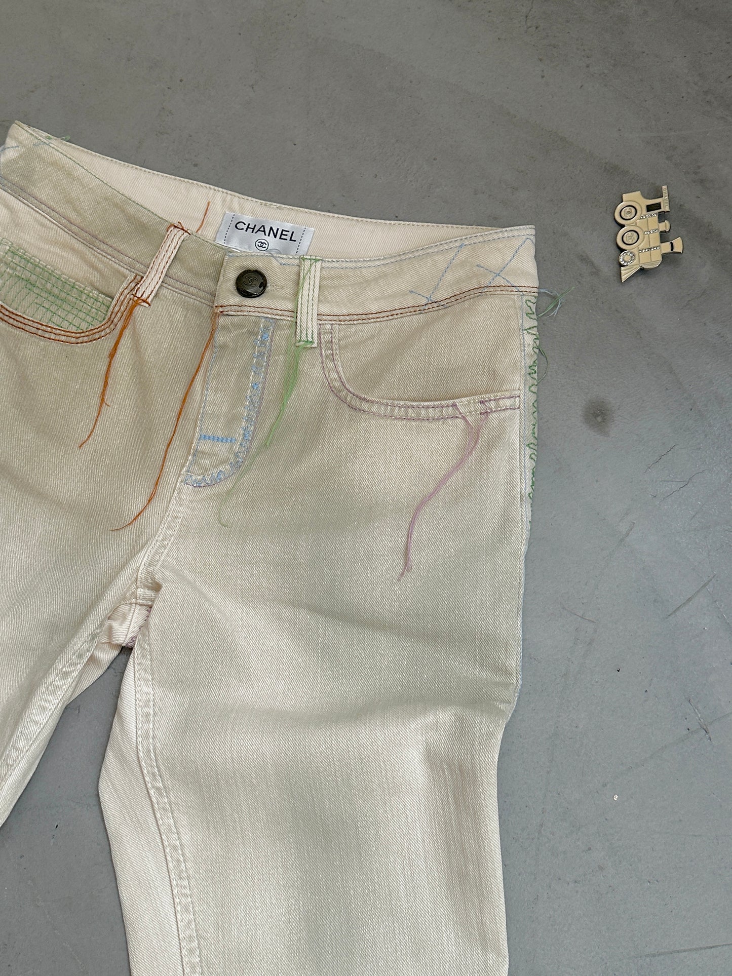 Chanel light colored distressed jeans Size: 34